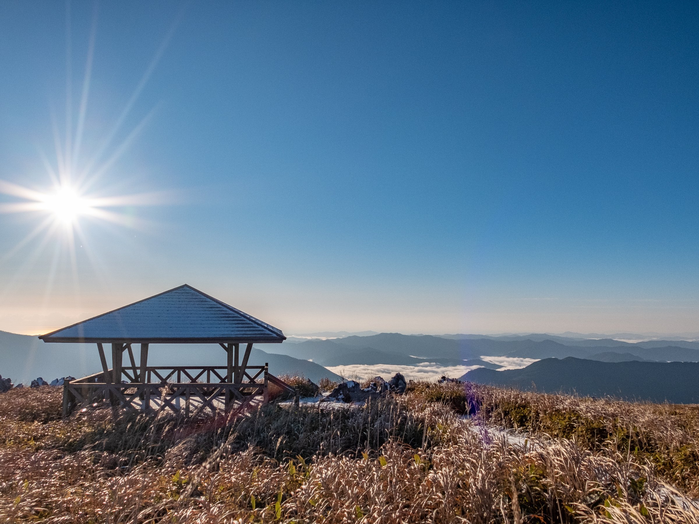 つのつねづね 青い空 カルスト台地 天空の爽回廊散策 奥四万十時間 高知県奥四万十エリアの観光ガイド