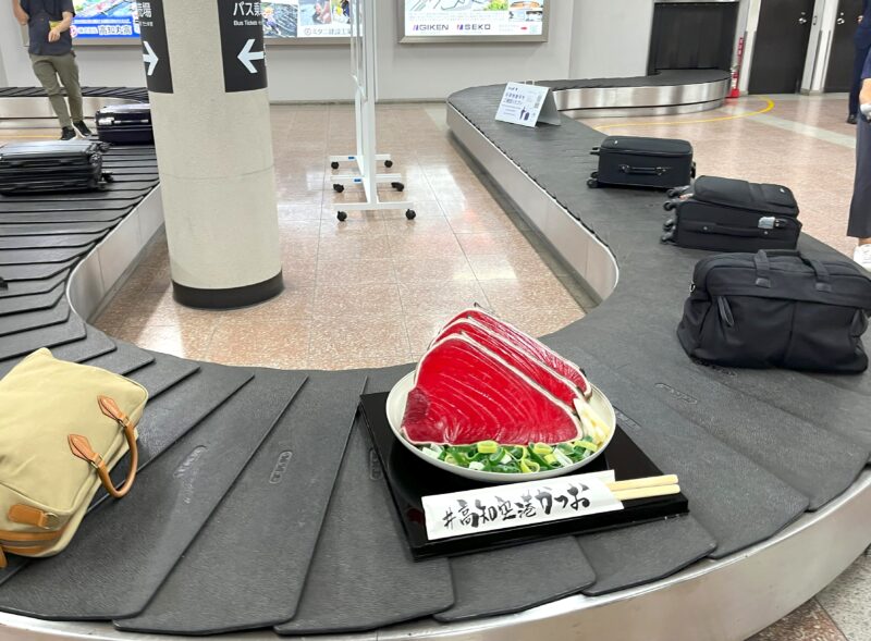 ようこそ高知へ！巨大タタキオブジェが高知龍馬空港でお出迎えしています。