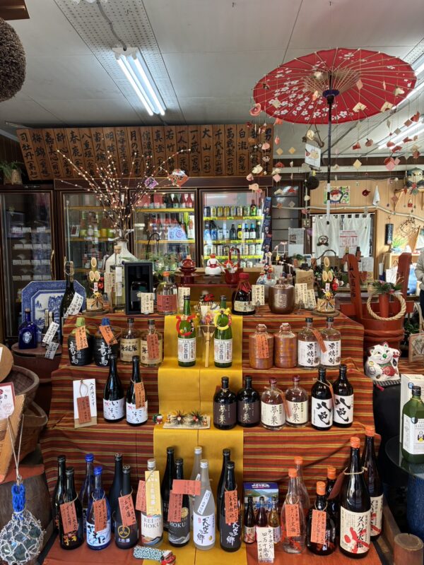 まるでお酒の美術館。地酒が揃う「山八酒店」🍶